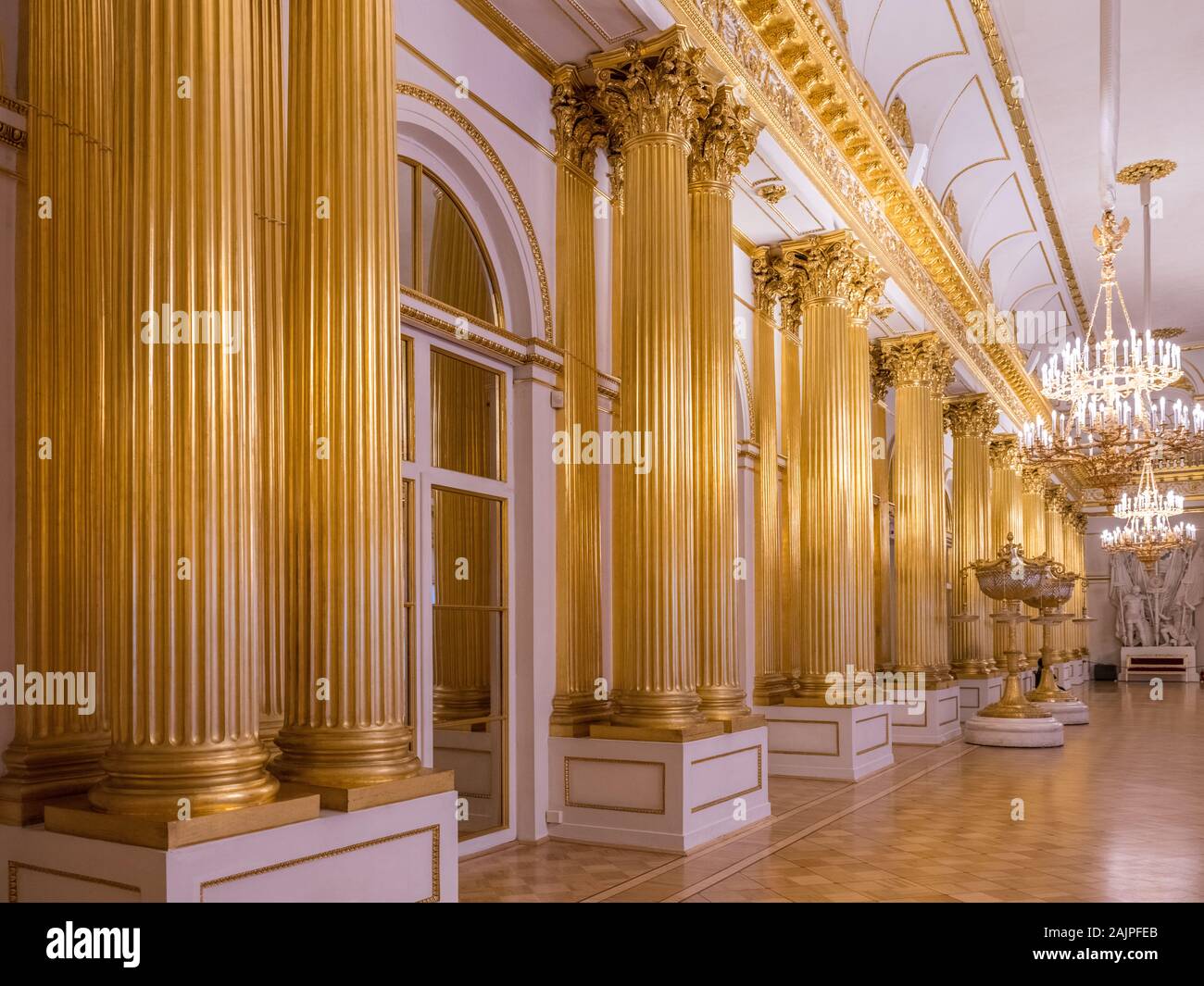 https://mdw-travel-data-us-east-1.s3.amazonaws.com/img/country/Austria/Armorial-Hall/img_03.jpg