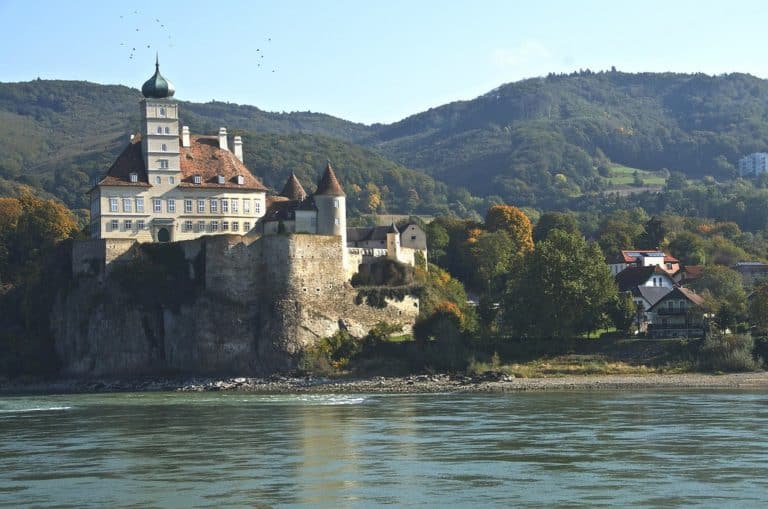 https://mdw-travel-data-us-east-1.s3.amazonaws.com/img/country/Austria/Art-Mile-Krems/img_01.jpg