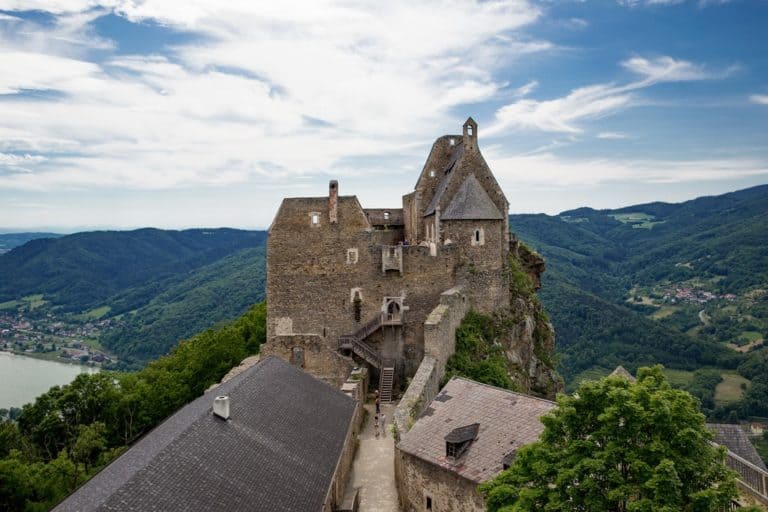https://mdw-travel-data-us-east-1.s3.amazonaws.com/img/country/Austria/Art-Mile-Krems/img_02.jpg