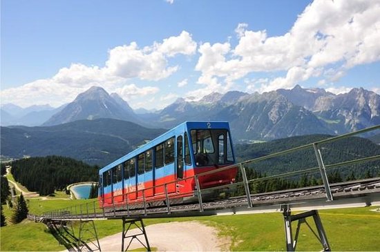 https://mdw-travel-data-us-east-1.s3.amazonaws.com/img/country/Austria/Bergbahnen-Rosshutte/img_02.jpg