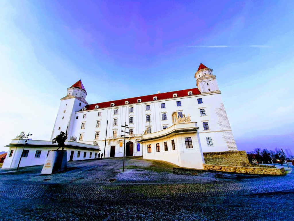 https://mdw-travel-data-us-east-1.s3.amazonaws.com/img/country/Austria/Bratislava-Castle/img_01.jpg