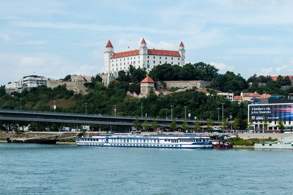 https://mdw-travel-data-us-east-1.s3.amazonaws.com/img/country/Austria/Bratislava-Castle/img_02.jpg
