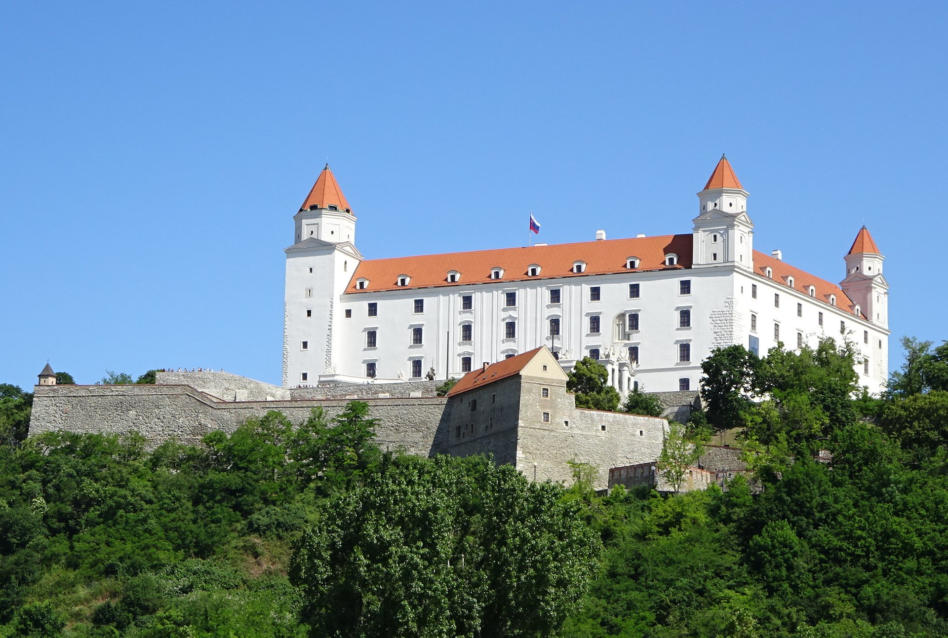 https://mdw-travel-data-us-east-1.s3.amazonaws.com/img/country/Austria/Bratislava-Castle/img_04.jpg