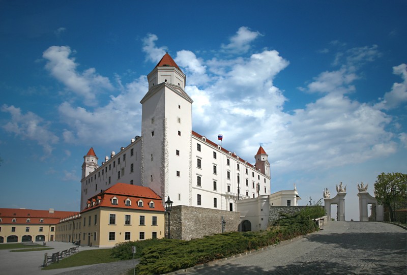 https://mdw-travel-data-us-east-1.s3.amazonaws.com/img/country/Austria/Bratislava-Castle/img_05.jpg