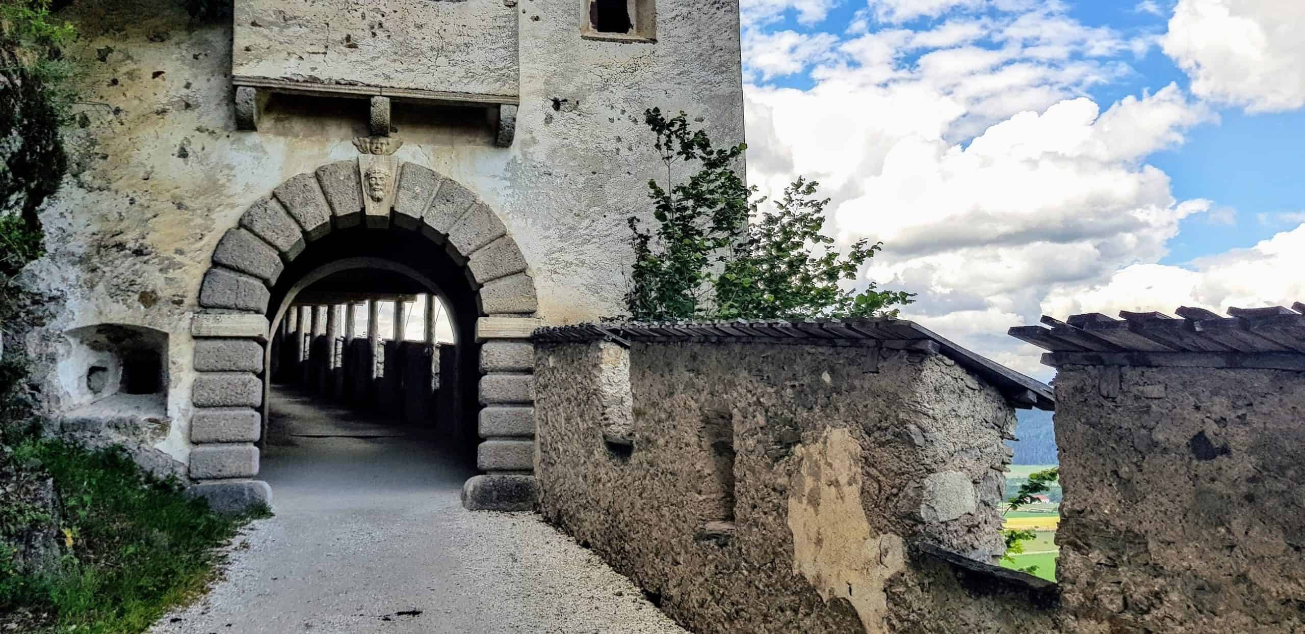 https://mdw-travel-data-us-east-1.s3.amazonaws.com/img/country/Austria/Burg-Hochosterwitz/img_04.jpg