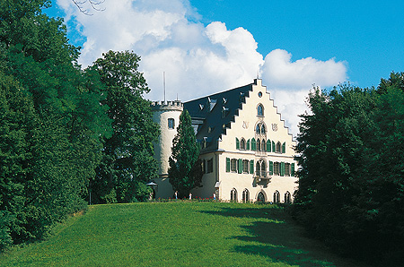 https://mdw-travel-data-us-east-1.s3.amazonaws.com/img/country/Austria/Castle-Rosenau/img_01.jpg
