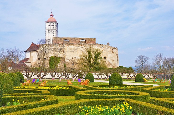 https://mdw-travel-data-us-east-1.s3.amazonaws.com/img/country/Austria/Castle-Schallaburg/img_00.jpg