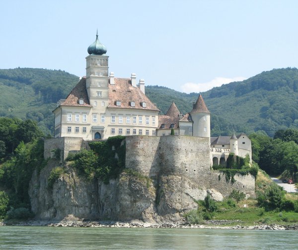 https://mdw-travel-data-us-east-1.s3.amazonaws.com/img/country/Austria/Castle-Schallaburg/img_03.jpg