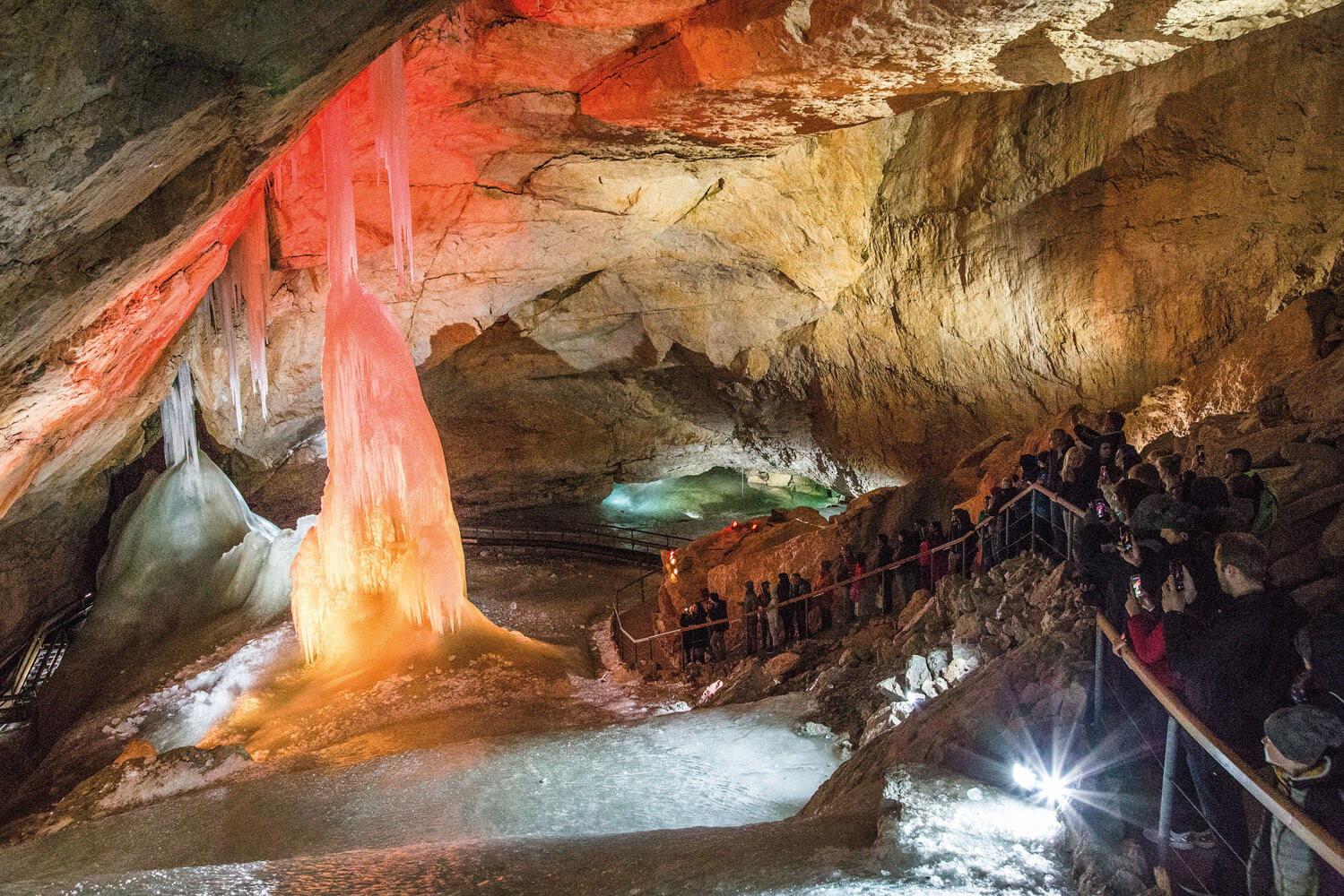 https://mdw-travel-data-us-east-1.s3.amazonaws.com/img/country/Austria/Dachstein-Giant-Ice-Cave/img_01.jpg