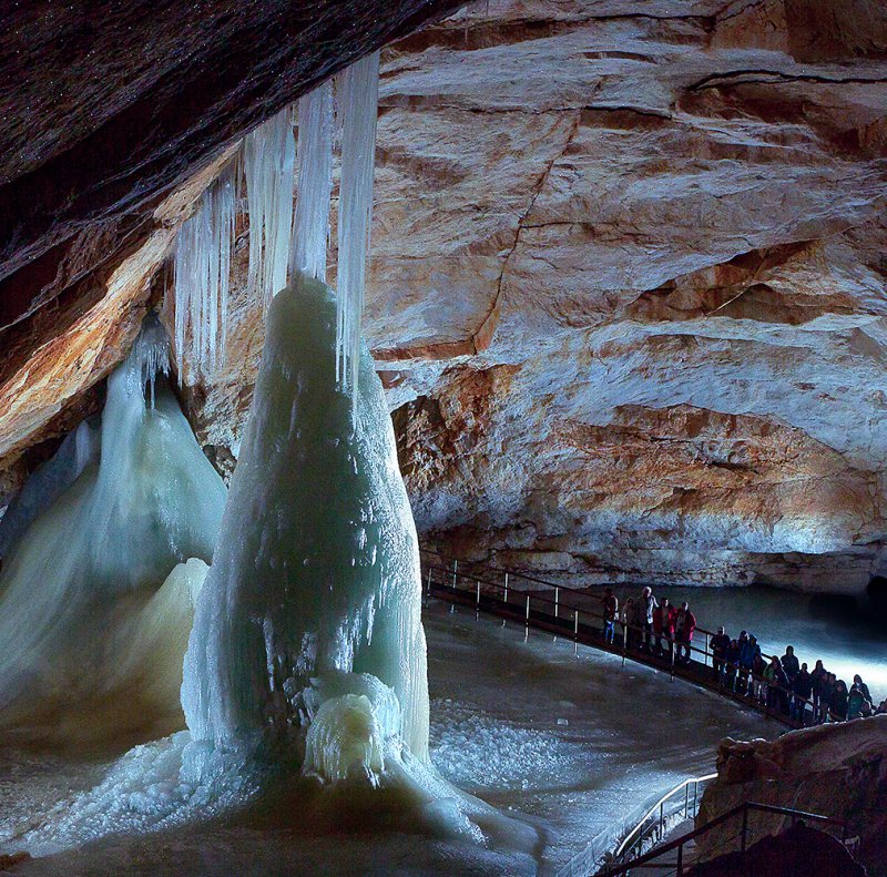 https://mdw-travel-data-us-east-1.s3.amazonaws.com/img/country/Austria/Dachstein-Giant-Ice-Cave/img_02.jpg