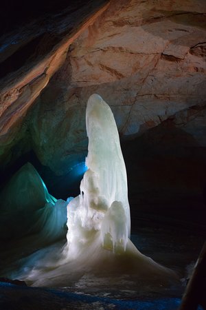 https://mdw-travel-data-us-east-1.s3.amazonaws.com/img/country/Austria/Dachstein-Giant-Ice-Cave/img_03.jpg