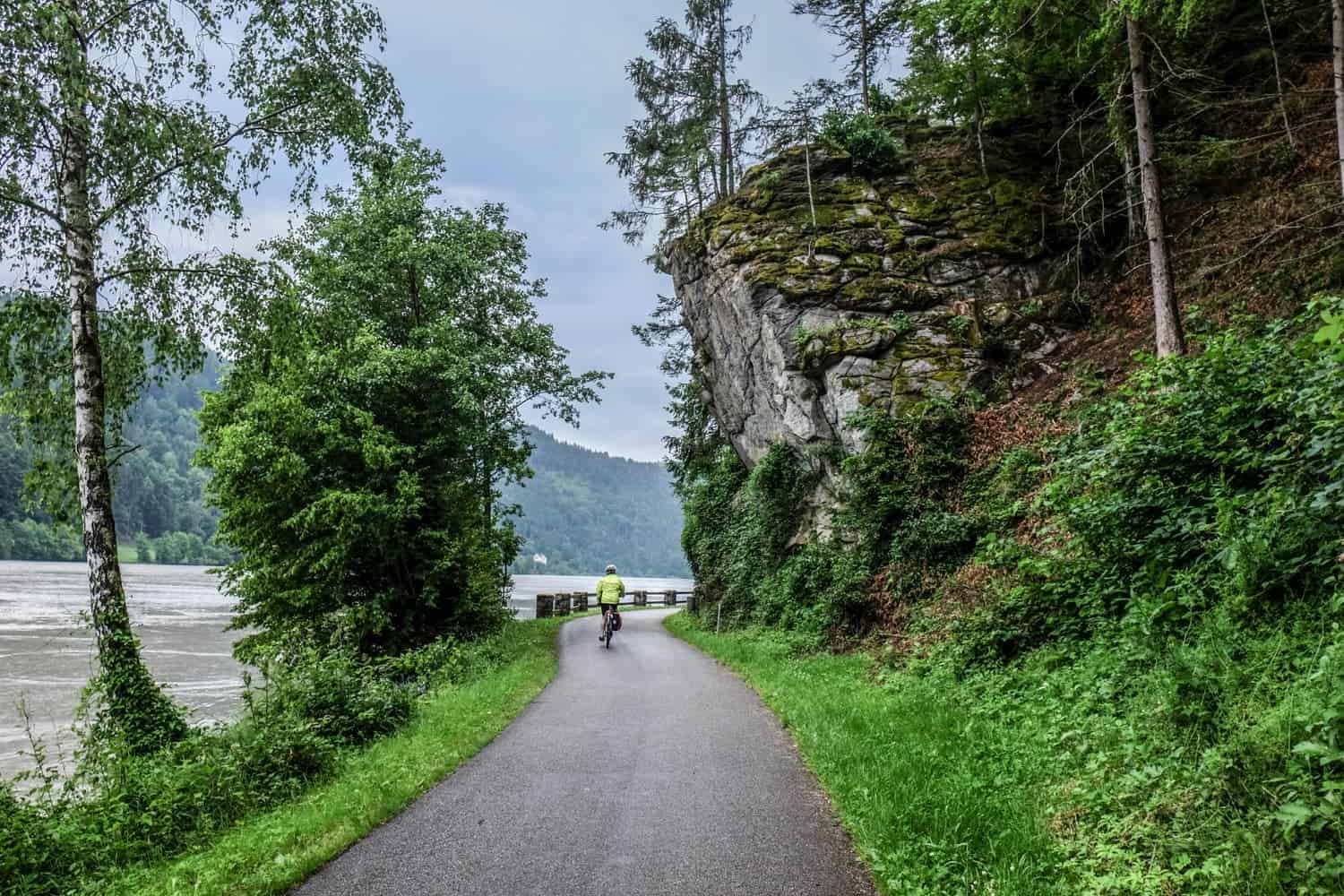 https://mdw-travel-data-us-east-1.s3.amazonaws.com/img/country/Austria/Danube-Cycle-Path/img_03.jpg