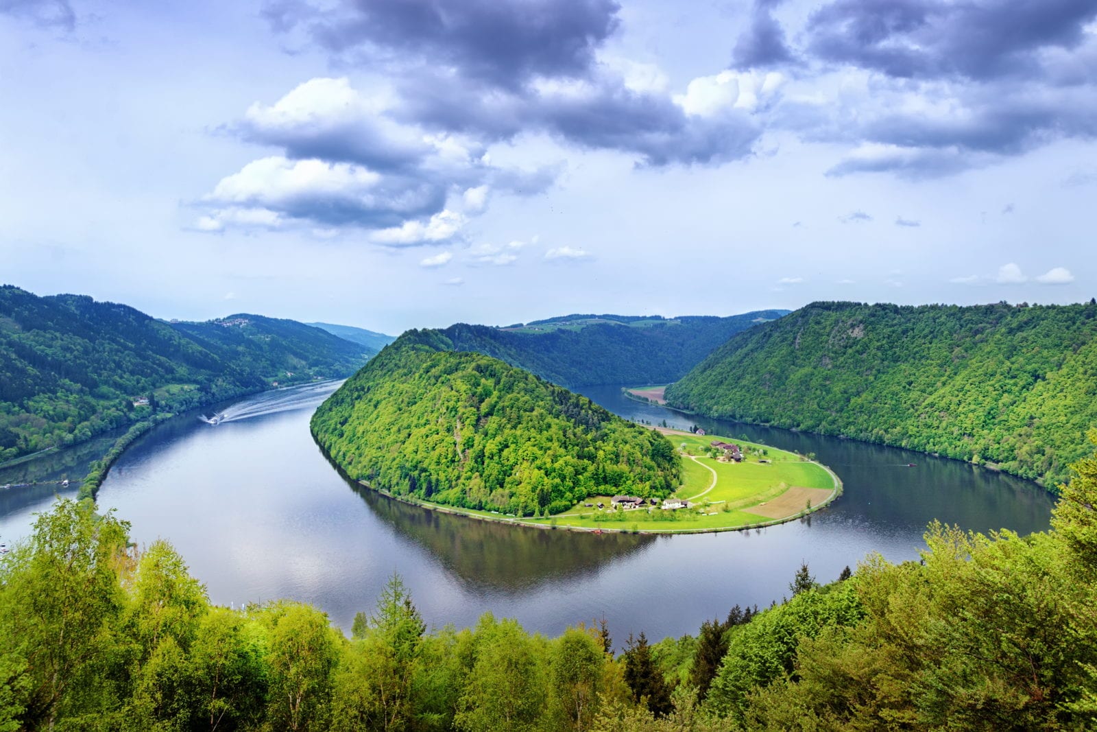https://mdw-travel-data-us-east-1.s3.amazonaws.com/img/country/Austria/Danube-Valley-Railway/img_02.jpg