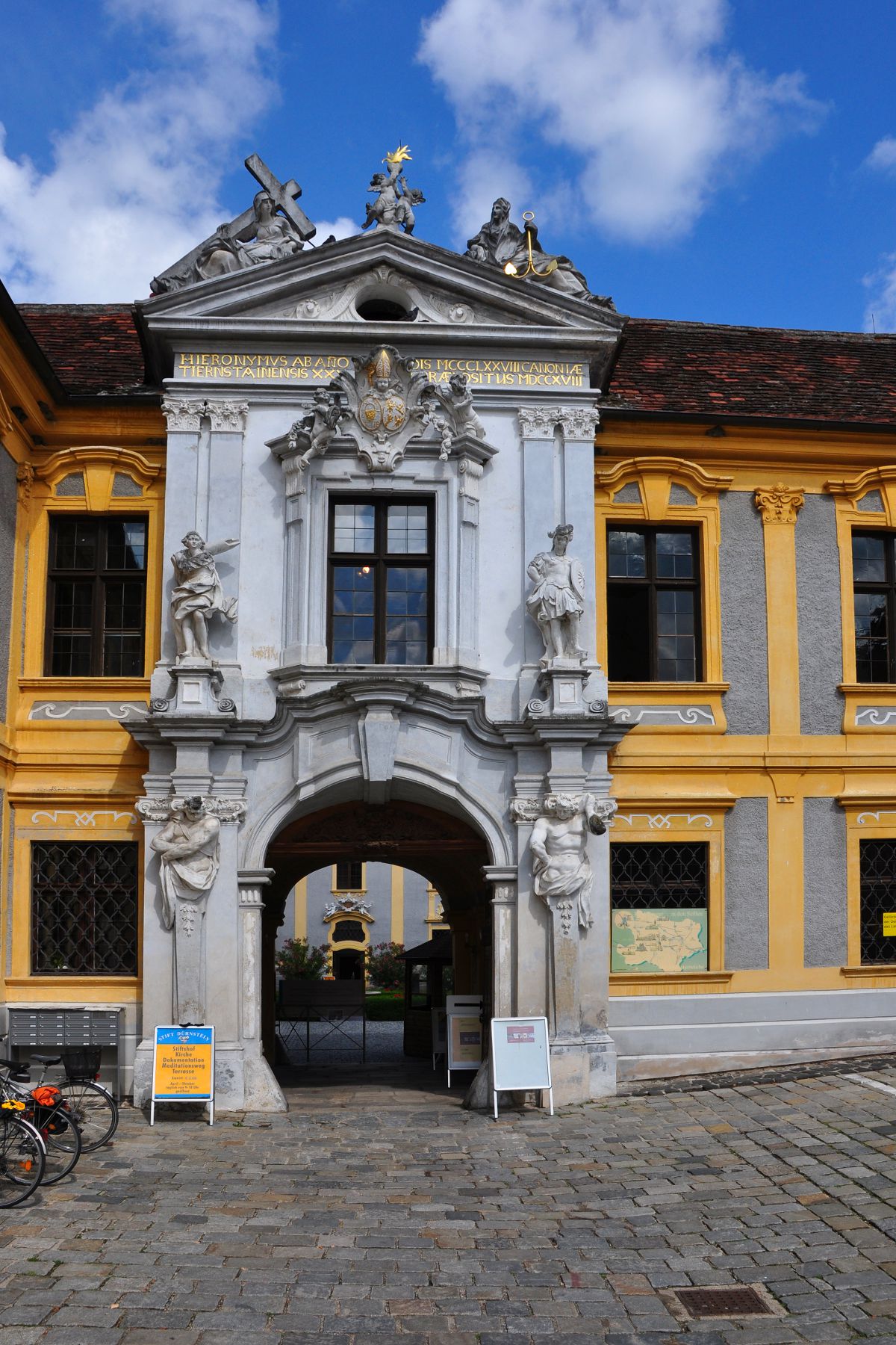 https://mdw-travel-data-us-east-1.s3.amazonaws.com/img/country/Austria/Durnstein-Abbey/img_01.jpg