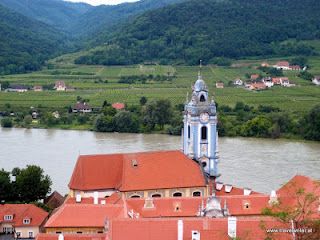 https://mdw-travel-data-us-east-1.s3.amazonaws.com/img/country/Austria/Durnstein-Abbey/img_02.jpg