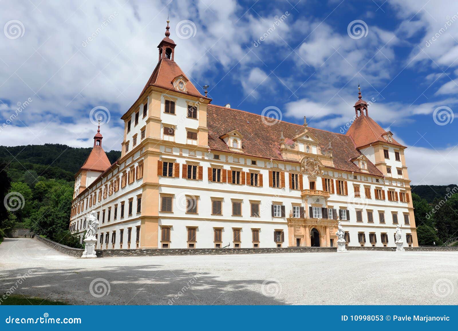 https://mdw-travel-data-us-east-1.s3.amazonaws.com/img/country/Austria/Eggenburg-Castle/img_01.jpg