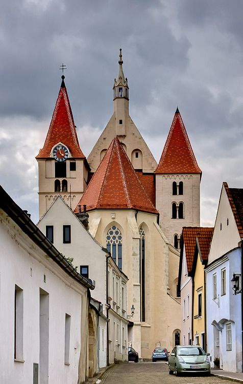 https://mdw-travel-data-us-east-1.s3.amazonaws.com/img/country/Austria/Eggenburg-Castle/img_03.jpg