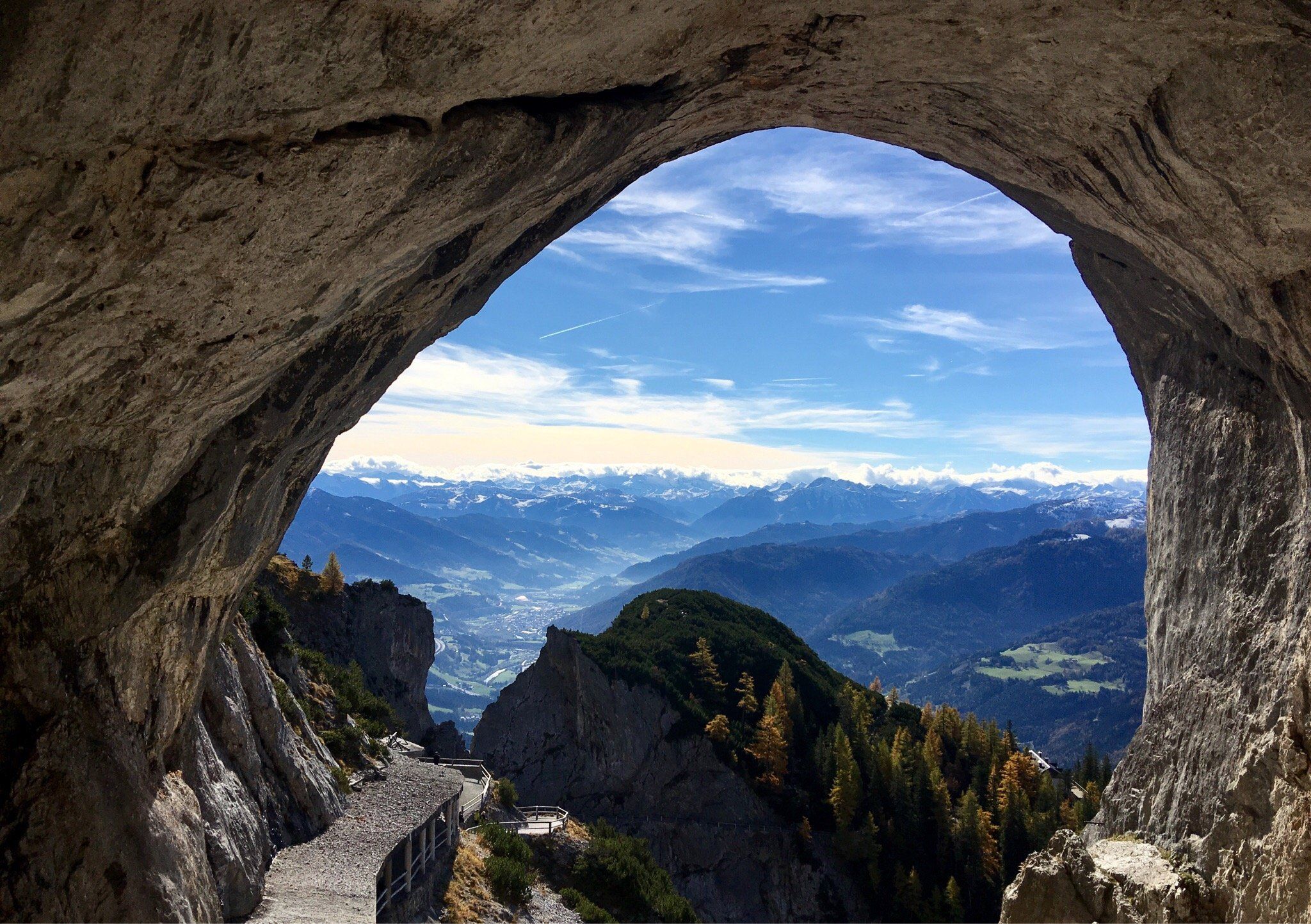 https://mdw-travel-data-us-east-1.s3.amazonaws.com/img/country/Austria/Eisriesenwelt-Werfen/img_01.jpg