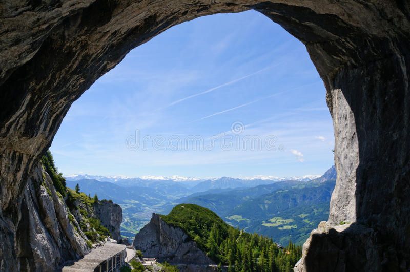 https://mdw-travel-data-us-east-1.s3.amazonaws.com/img/country/Austria/Eisriesenwelt-Werfen/img_02.jpg