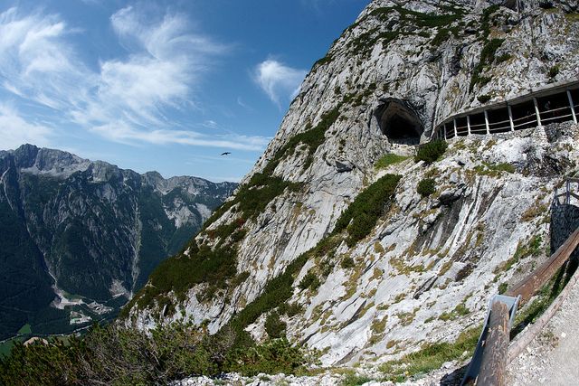 https://mdw-travel-data-us-east-1.s3.amazonaws.com/img/country/Austria/Eisriesenwelt/img_02.jpg