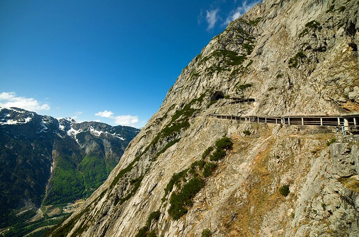 https://mdw-travel-data-us-east-1.s3.amazonaws.com/img/country/Austria/Eisriesenwelt/img_03.jpg