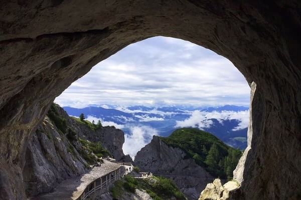 https://mdw-travel-data-us-east-1.s3.amazonaws.com/img/country/Austria/Eisriesenwelt/img_04.jpg