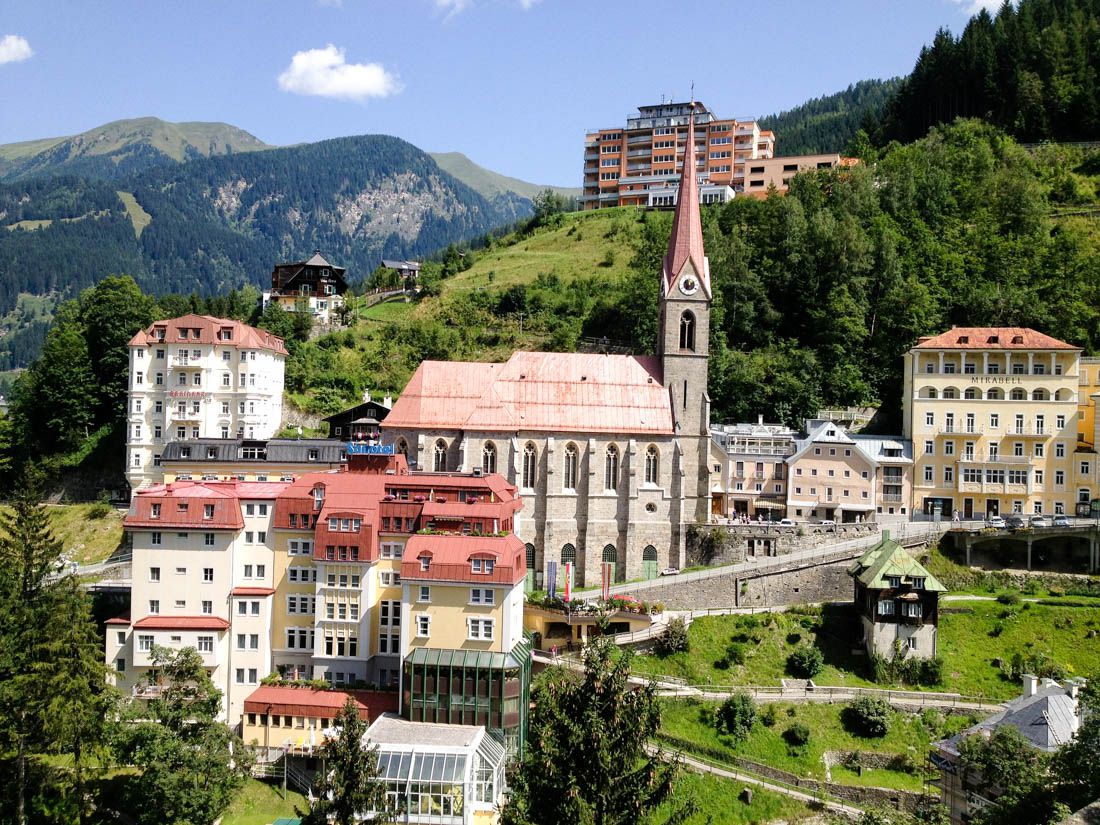 https://mdw-travel-data-us-east-1.s3.amazonaws.com/img/country/Austria/Felsenweg-bei-Bad-Gastein/img_01.jpg