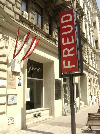 https://mdw-travel-data-us-east-1.s3.amazonaws.com/img/country/Austria/Freud-Museum/img_02.jpg