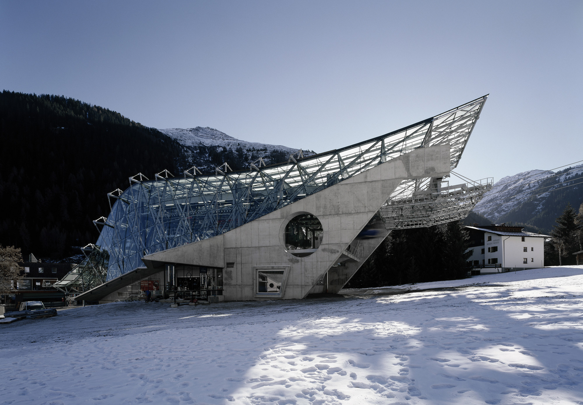https://mdw-travel-data-us-east-1.s3.amazonaws.com/img/country/Austria/Galzigbahn/img_01.jpg