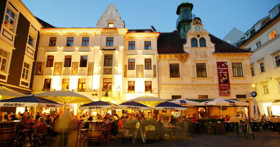 https://mdw-travel-data-us-east-1.s3.amazonaws.com/img/country/Austria/Glockenspielplatz/img_01.jpg