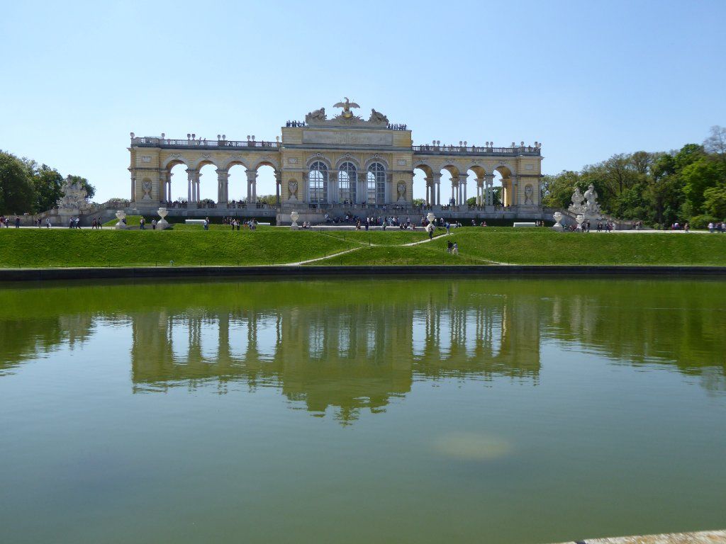 https://mdw-travel-data-us-east-1.s3.amazonaws.com/img/country/Austria/Gloriette/img_01.jpg
