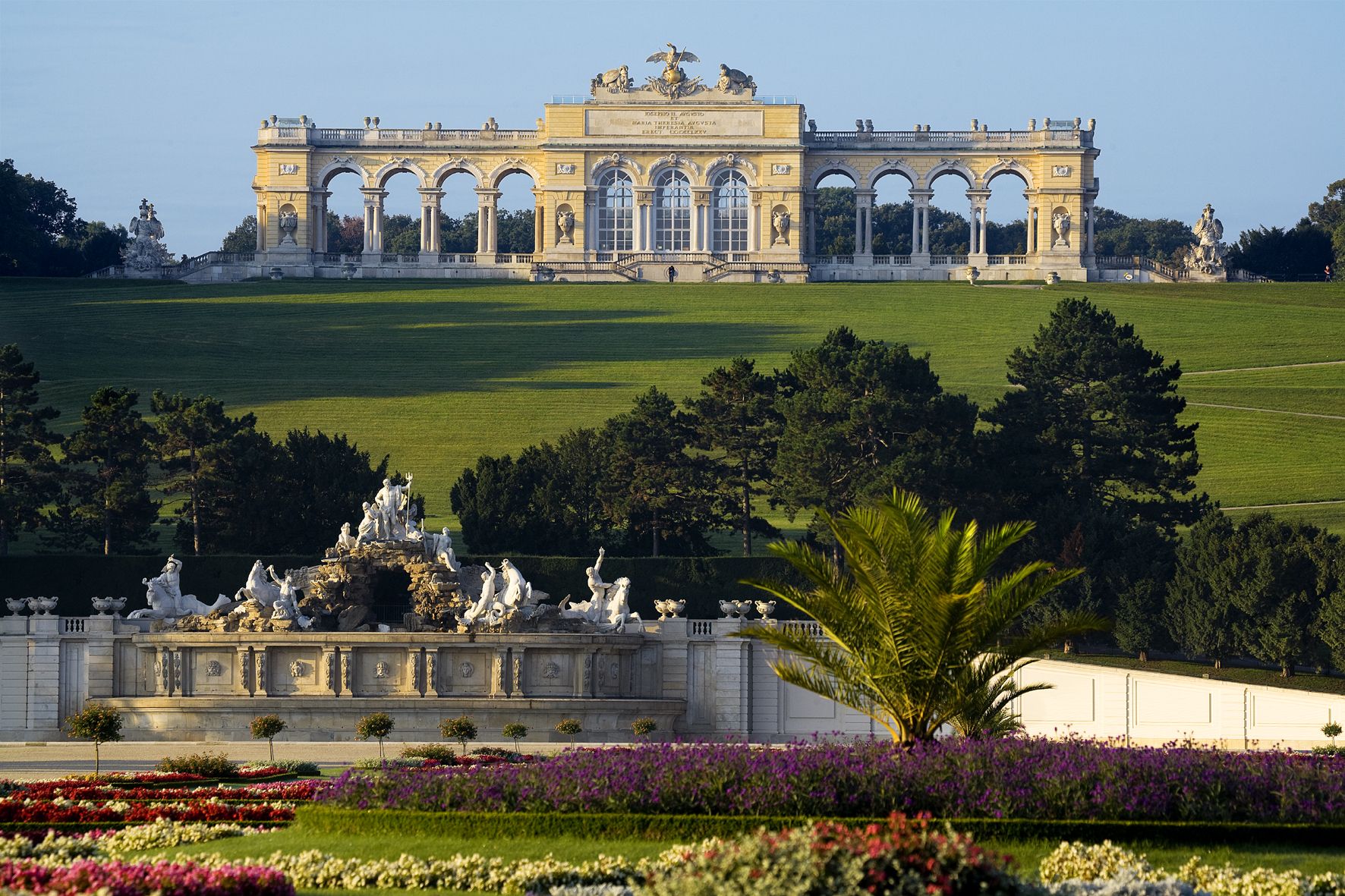 https://mdw-travel-data-us-east-1.s3.amazonaws.com/img/country/Austria/Gloriette/img_02.jpg