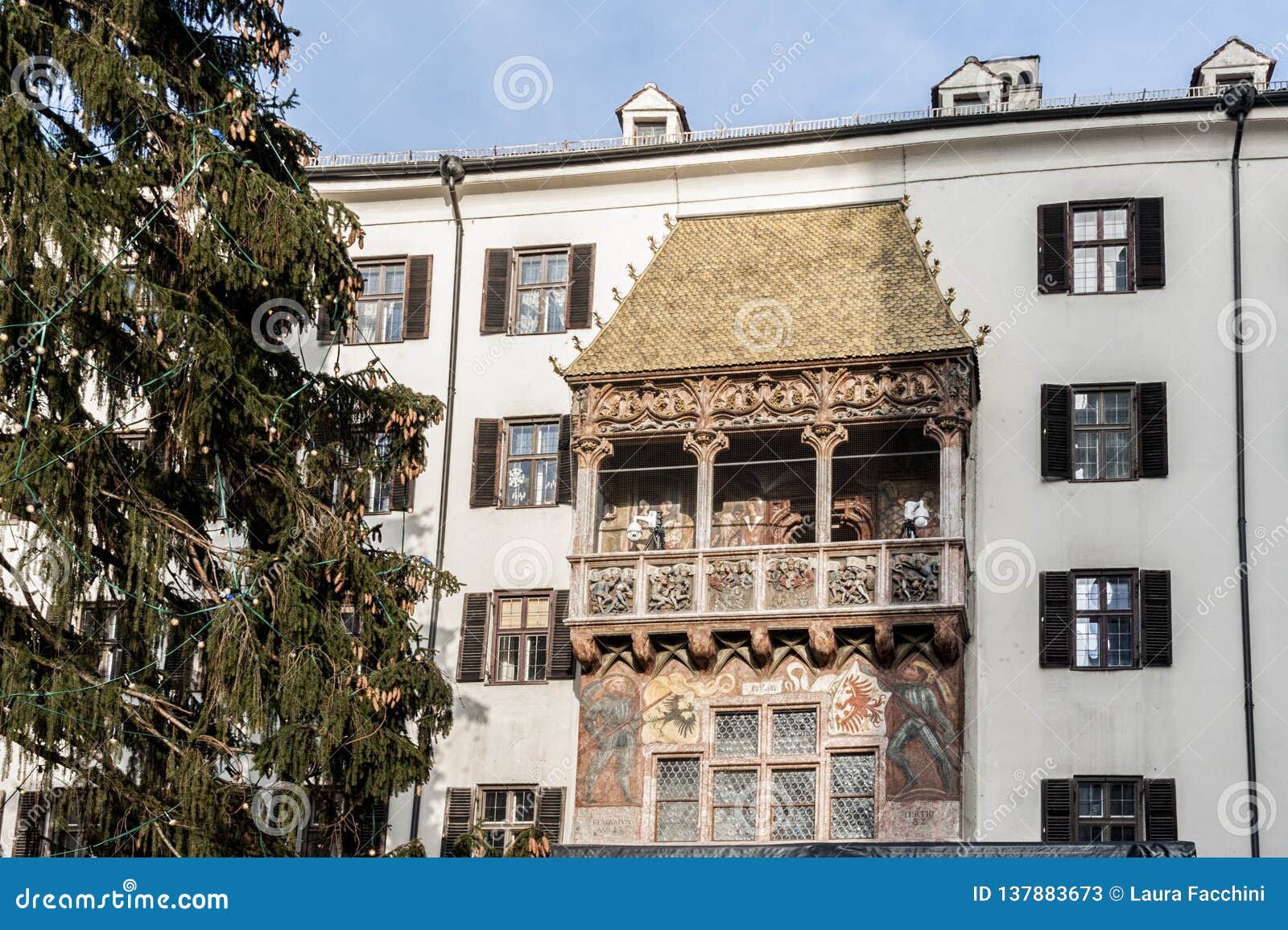 https://mdw-travel-data-us-east-1.s3.amazonaws.com/img/country/Austria/Golden-Roof/img_04.jpg