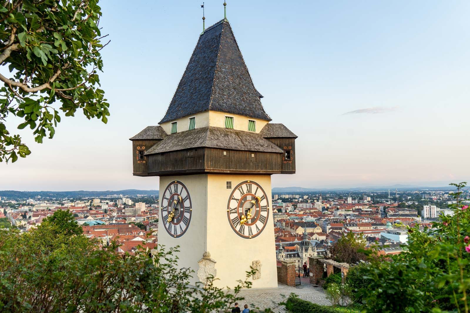 https://mdw-travel-data-us-east-1.s3.amazonaws.com/img/country/Austria/Graz-Cathedral/img_03.jpg