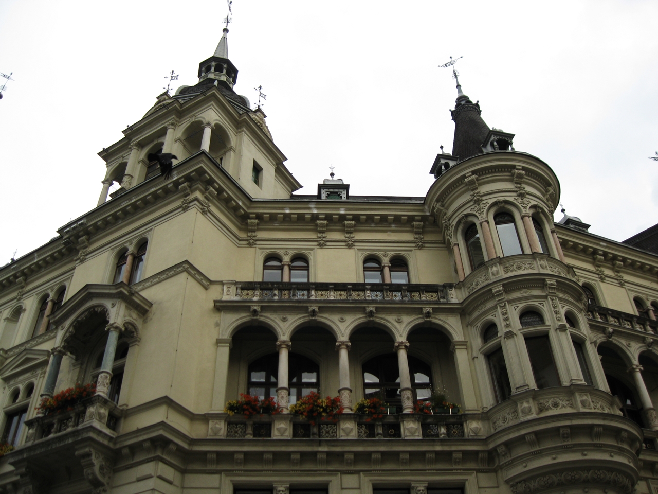 https://mdw-travel-data-us-east-1.s3.amazonaws.com/img/country/Austria/Graz-Town-Hall/img_01.jpg