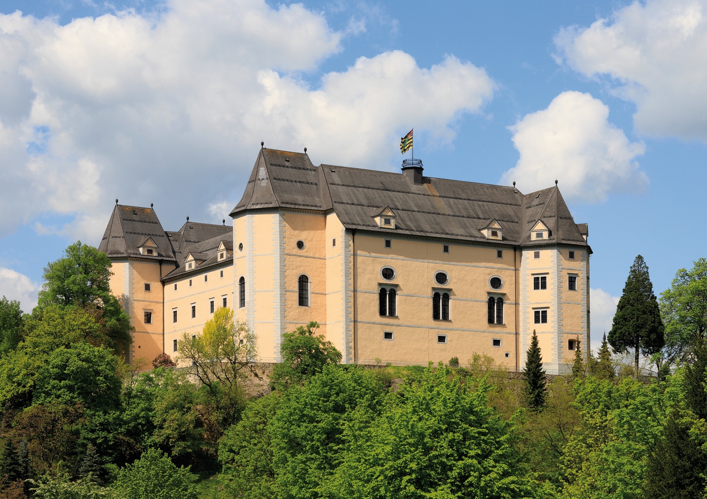 https://mdw-travel-data-us-east-1.s3.amazonaws.com/img/country/Austria/Greinburg-Castle/img_00.jpg