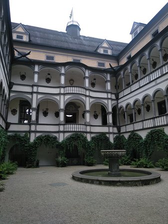 https://mdw-travel-data-us-east-1.s3.amazonaws.com/img/country/Austria/Greinburg-Castle/img_03.jpg