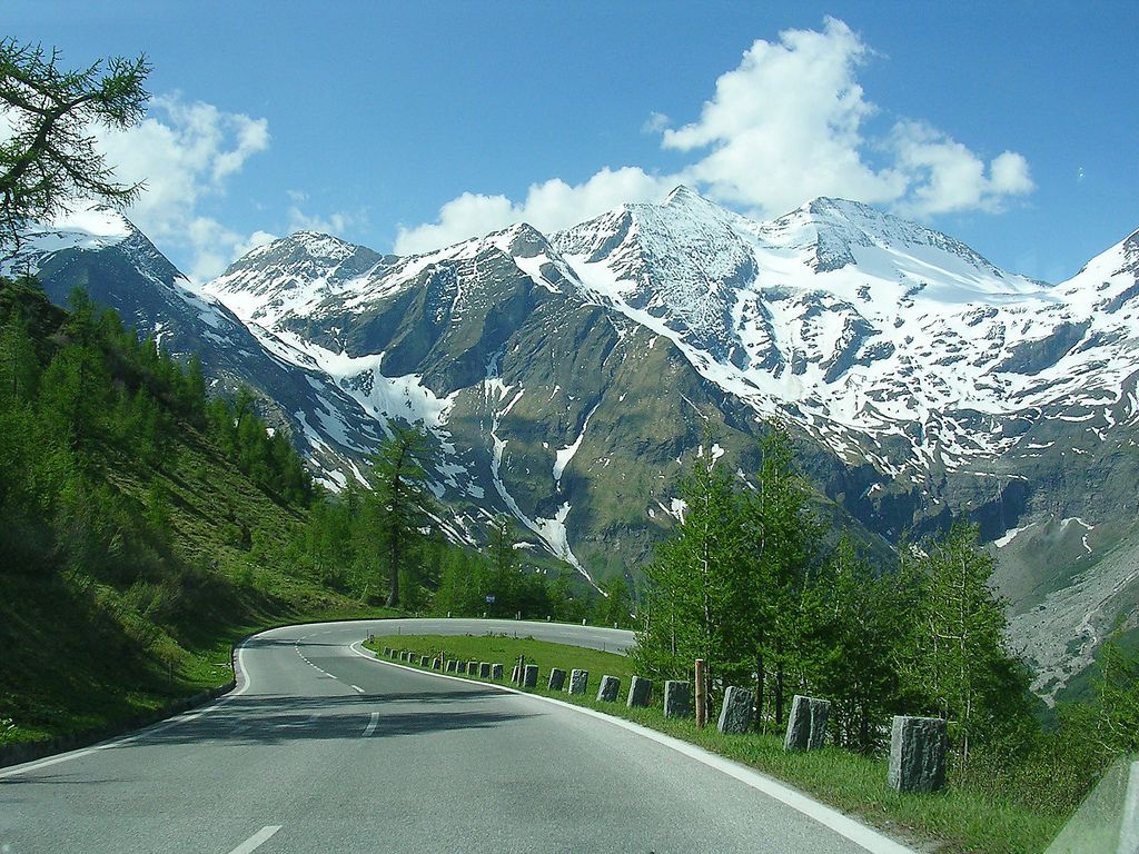 https://mdw-travel-data-us-east-1.s3.amazonaws.com/img/country/Austria/Grossglockner-Alpine-Road/img_01.jpg
