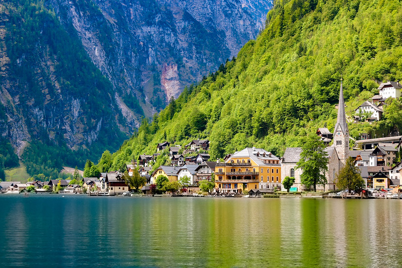 https://mdw-travel-data-us-east-1.s3.amazonaws.com/img/country/Austria/Hallstatt-Lake/img_03.jpg