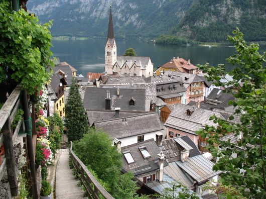 https://mdw-travel-data-us-east-1.s3.amazonaws.com/img/country/Austria/Hallstatt/img_01.jpg
