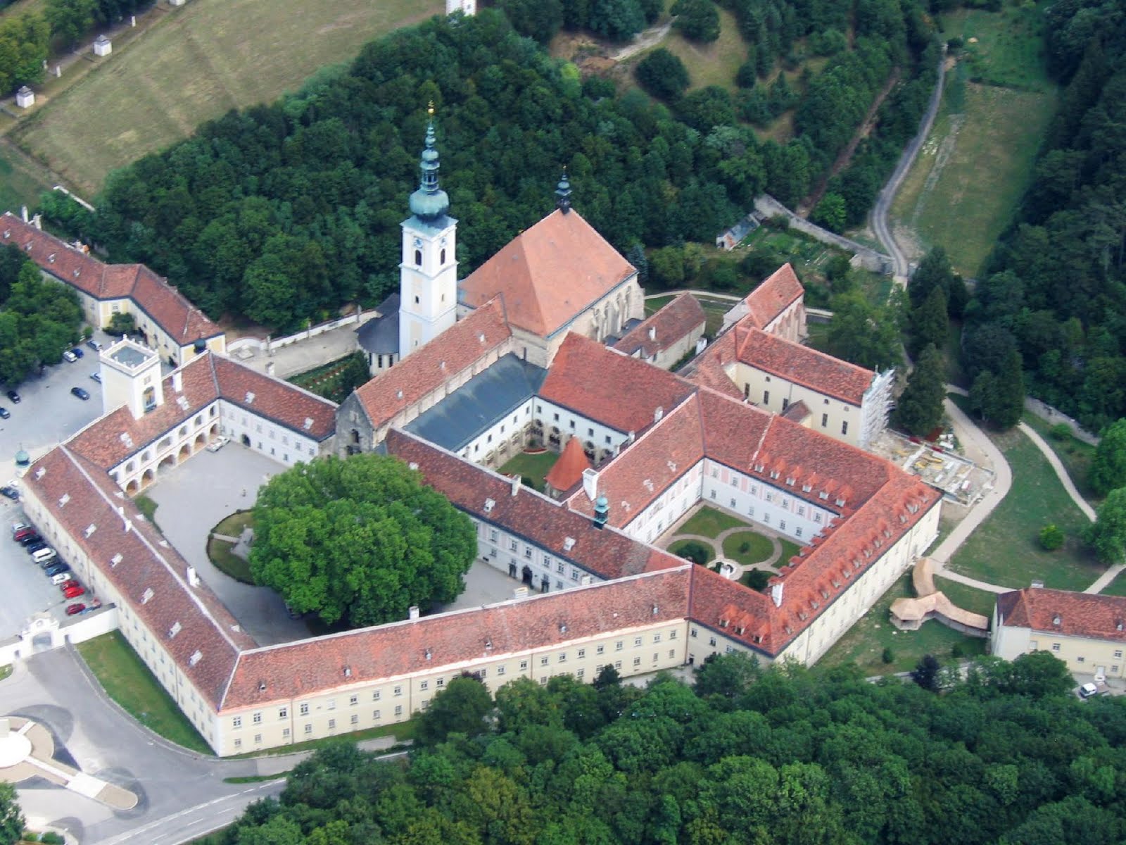 https://mdw-travel-data-us-east-1.s3.amazonaws.com/img/country/Austria/Heiligenkreuz-Abbey/img_03.jpg