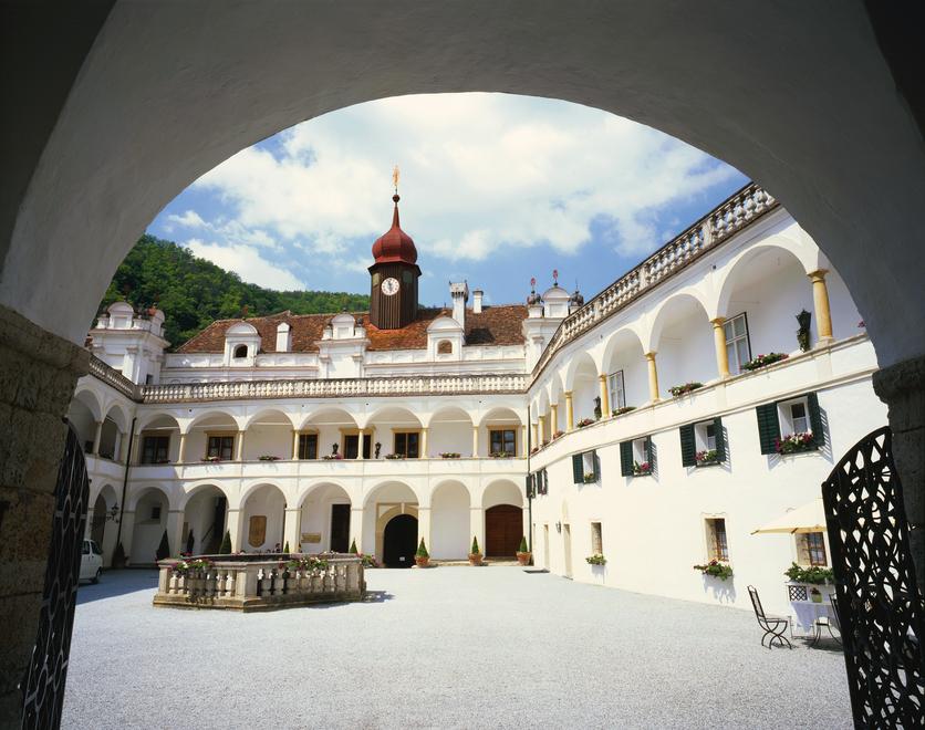 https://mdw-travel-data-us-east-1.s3.amazonaws.com/img/country/Austria/Herberstein-Castle/img_03.jpg