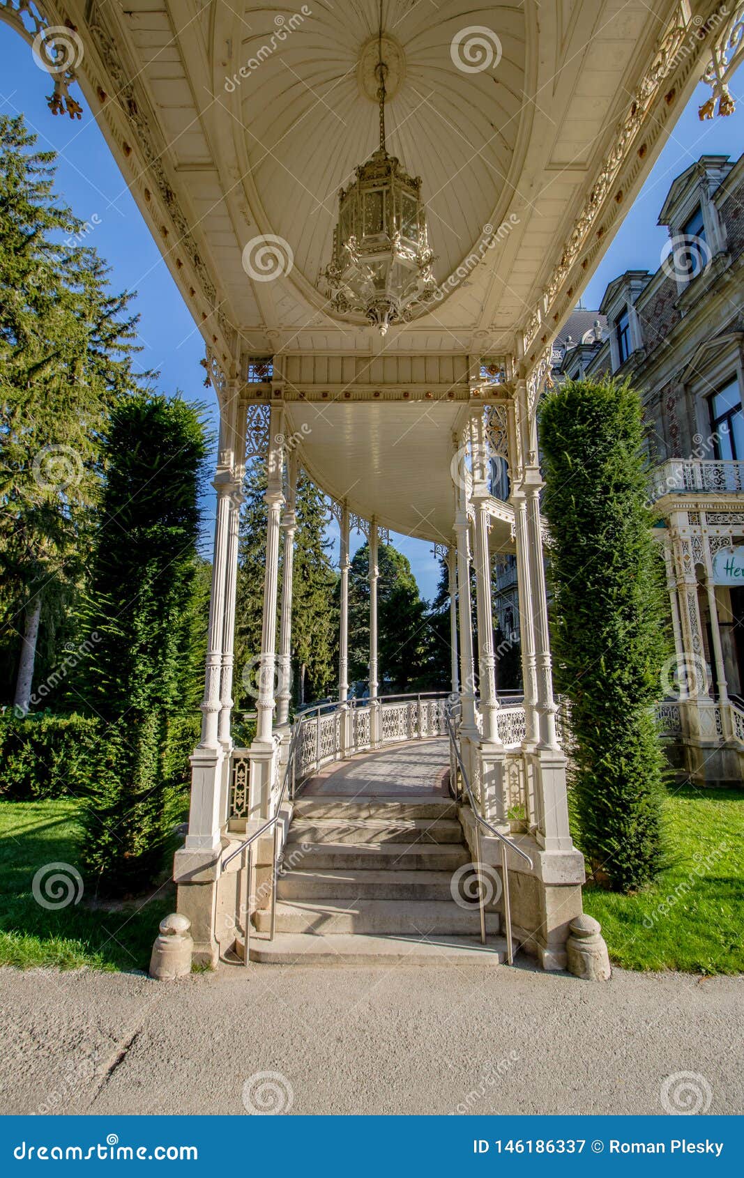 https://mdw-travel-data-us-east-1.s3.amazonaws.com/img/country/Austria/Hermesvilla/img_02.jpg