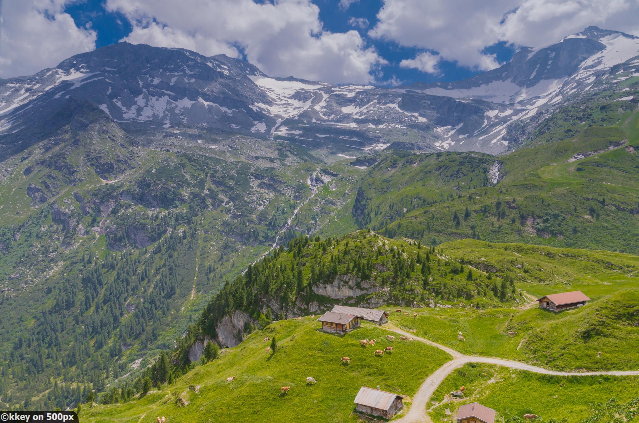 https://mdw-travel-data-us-east-1.s3.amazonaws.com/img/country/Austria/Hintertuxer-Gletscher/img_00.jpg