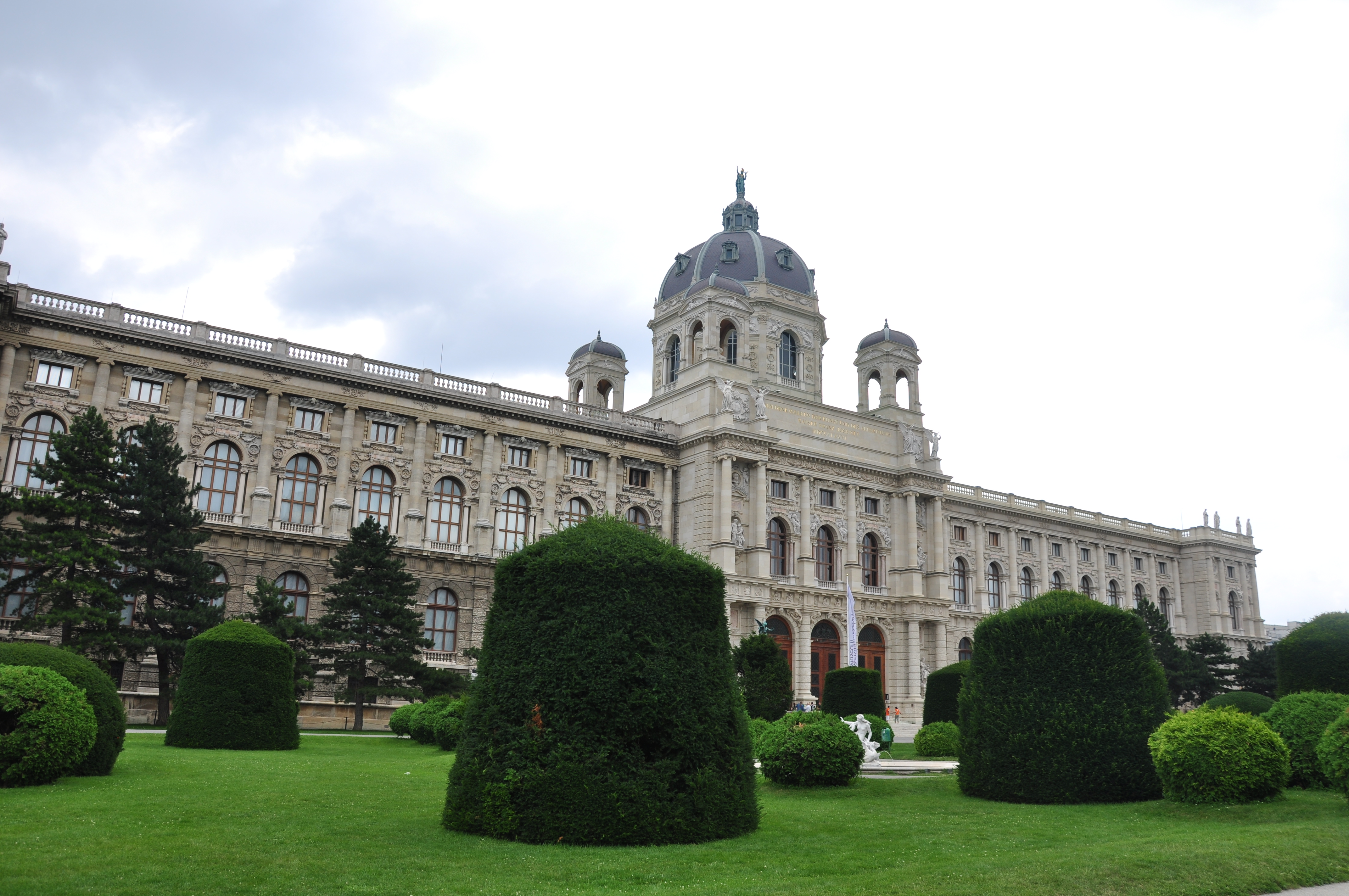 https://mdw-travel-data-us-east-1.s3.amazonaws.com/img/country/Austria/Hofburg-Palace/img_05.jpg