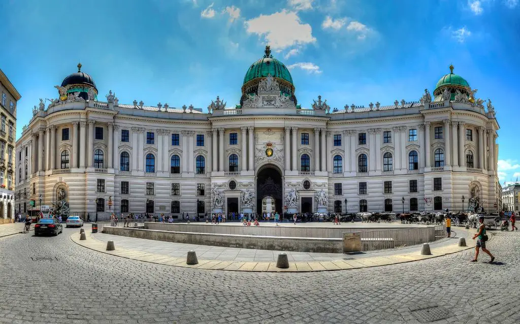 https://mdw-travel-data-us-east-1.s3.amazonaws.com/img/country/Austria/Hofburg-Treasury/img_00.jpg