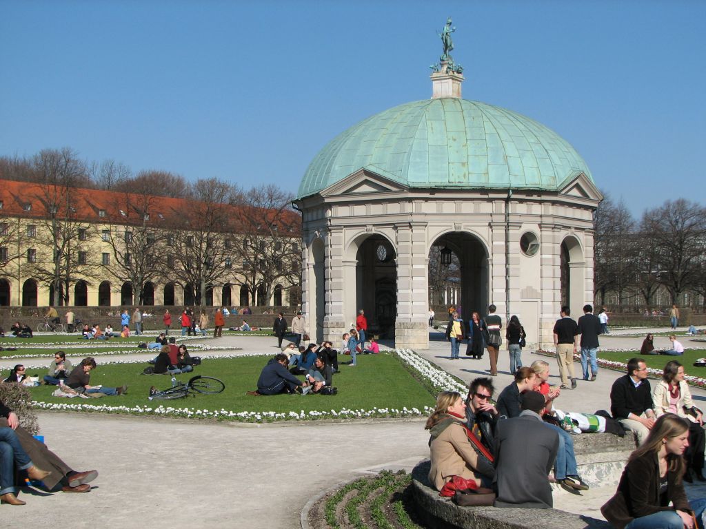 https://mdw-travel-data-us-east-1.s3.amazonaws.com/img/country/Austria/Hofgarten/img_01.jpg