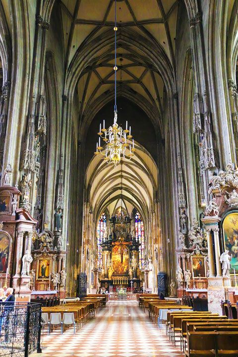 https://mdw-travel-data-us-east-1.s3.amazonaws.com/img/country/Austria/Hofkirche/img_03.jpg