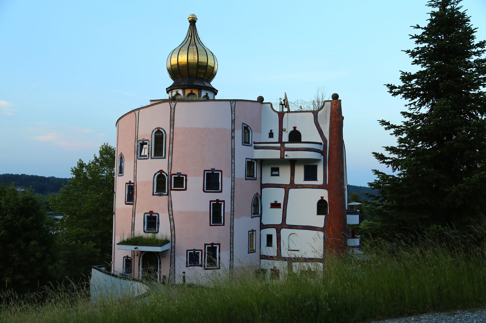 https://mdw-travel-data-us-east-1.s3.amazonaws.com/img/country/Austria/Hundertwasser-House/img_01.jpg