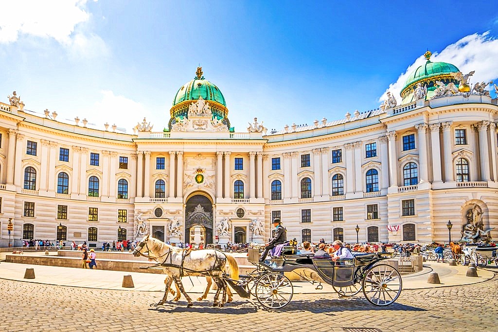 https://mdw-travel-data-us-east-1.s3.amazonaws.com/img/country/Austria/Imperial-Palace--Hofburg-/img_01.jpg
